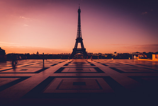 eiffel tower at sunrise
