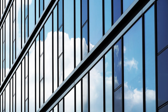 Glasfassade mit Wolkenspiegelung