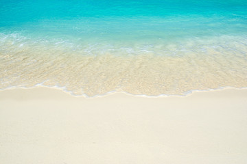 Fototapeta na wymiar Crystal clear turquoise water of the Indian Ocean