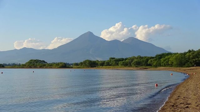 猪苗代湖と磐梯山（福島県・猪苗代町）