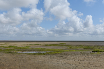 Wattenmeer bei Ebbe auf Amrum mit Horizont,  Wolken und Himmel