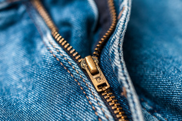 blaue Jeanshose im Detail