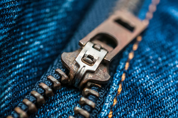 blaue Jeanshose im Detail