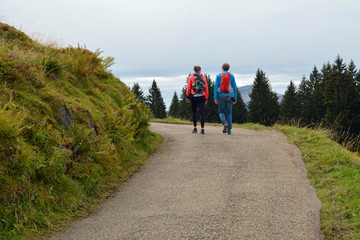 wanderer im kleinwalsertal