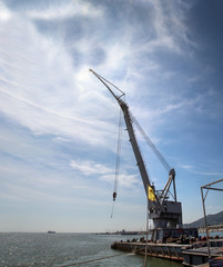 Fototapeta premium Ein Lastenkran im Hafenbecken wartet auf Kunden