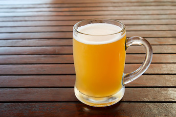 ein volles Glas mit Bier steht auf einem Tisch
