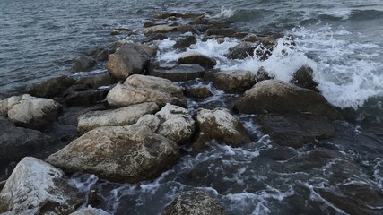 Wellen prallen an kleinen Steinen ab