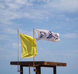 gelbe Flaggen am Strand Küste Informationsflaggen am Meeresstrand