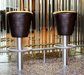 runde metallische mit Leder bezogene Bar Hocker