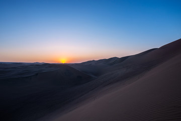 Atardecer en el desierto de Ica Perú