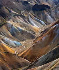 Papier Peint photo Marron profond Rivière le long d& 39 une vallée à Landmannalaugar parmi les montagnes colorées, Islande