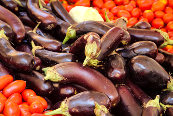 Frische Aubergine die auf dem Markt angeboten werden