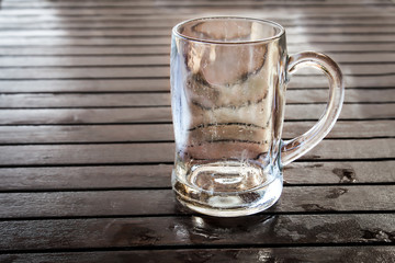 ein geleertes Bierglas das auf einem Tisch steht