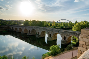 Fototapeta na wymiar The Roman bridge of the Spanish city of Mérida is considered the longest in antiquity.In the times of the Roman Empire the work was elevated over the Guadiana river along two sections separated by a t