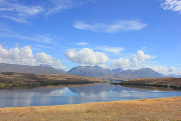 lake alexandrina with mountains in the background