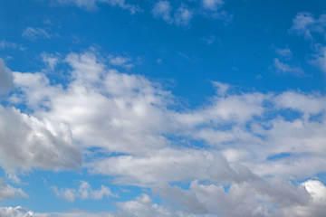 Wolken über der Stadt Bünde in Ostwestfalen. Es ist ein schöner Herbsttag.