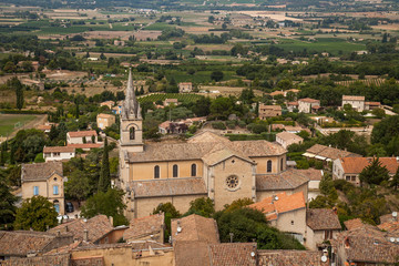 Village view of Bonnieux, with the church église haute, Provence, region Provence-Alpes-Côte...
