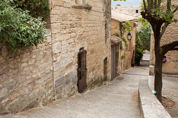  Medieval alley in the old town of Bonnieux, Vaucluse department, Provence-Alpes-Côte d'Azur region, France, Europe