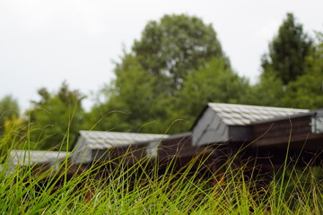Der Kurpark von Weiskirchen im Saarland Deutschland mit einem See und überdachter Holzbrücke