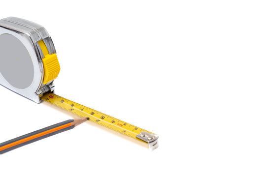 Flexometro o metro para medir  en color plata y amarillo con un lapiz para trazar  unidades de medida de cent&iacute;metro,mil&iacute;metro y pulgadas con fondo blanco