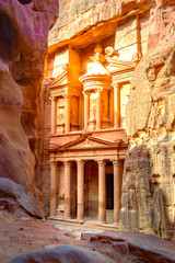 Al Khazneh - the treasury temple, ancient city of Petra, Jordan - obrazy, fototapety, plakaty