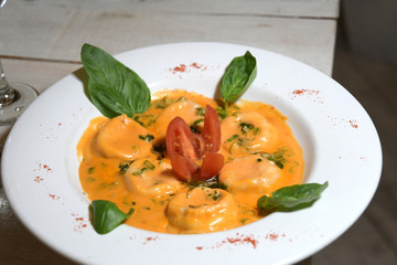 Pasta Italiana con salsa mixta y albahaca