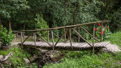 Pequeño puente de madero sobre un rio en galicia, españa