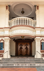 Obraz premium Side entrance to Sri Mariamman Hindu Temple, Singapore.