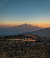 volcanes al atardecer