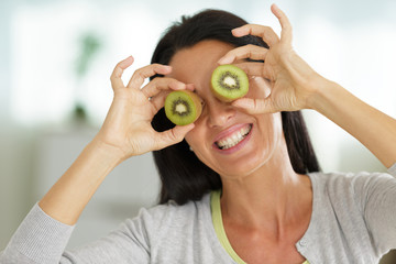 Naklejka premium forty years old woman with kiwis