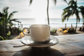 Taza de café junto al mar