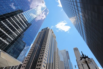 Naklejka premium Chicago street level view of skyscrapers. Chicago city skyline.