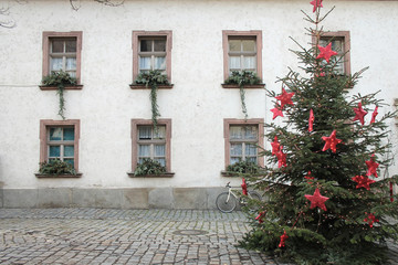 Fototapeta na wymiar Christmas Tree in German Courtyard