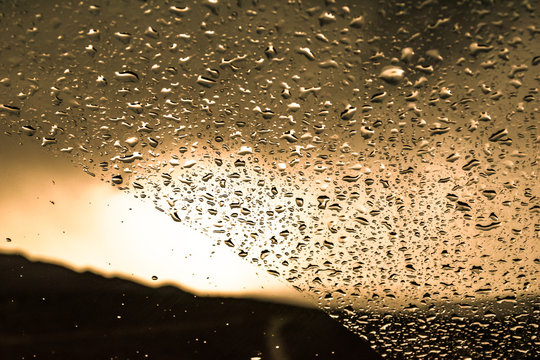 Gotas de lluvia sobre el parabrisas de un auto