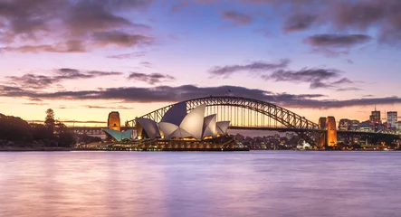 Fototapete Sydney Sydney Harbour Skyline und Brückenpanorama, NSW, Australien, Ozeanien, mit dramatischem buntem Licht bei Sonnenuntergang.