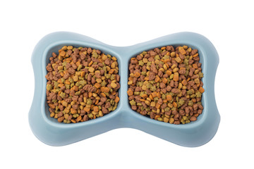Croquetas para perro en recipiente azul con fondo blanco