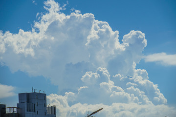 台湾・台北の街並みと夏空