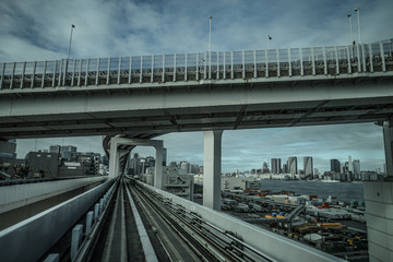 Fototapeta premium ゆりかもめ東京臨海新交通臨海線から見える東京のビル群