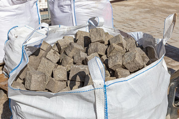 Pflastersteine in einem Big Bag auf einer Baustelle