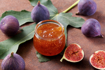 marmellata o confettura di fichi in barattolo di vetro