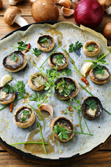 primo piano funghi trifolati cucinati in forno 