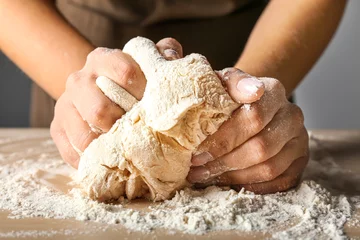 Photo sur Plexiglas Boulangerie Femme pétrir la farine dans la cuisine, gros plan