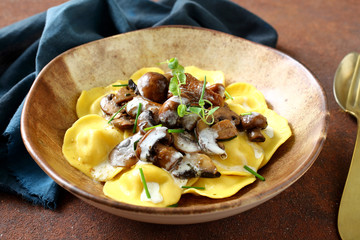 tortellini o ravioli con salsa di funghi  © denio109