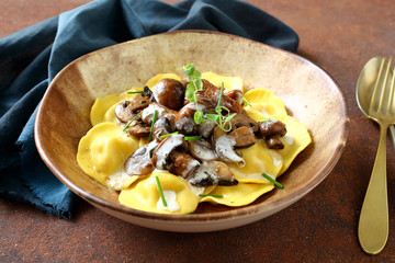 tortellini o ravioli con salsa di funghi  © denio109