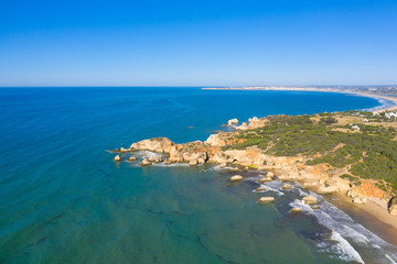 Vue aérienne sur les côtes rocheuses à proximité de Albufeira