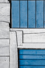 planches de bois bleues et grises sur un ponton