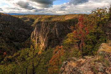 Bodetal mit Roßtrappe vom Hexentanzplatz im Herbst