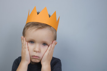 little boy with crown - obrazy, fototapety, plakaty