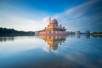 Obraz premium Putra Mosque motion sky. The Mosque is the principal mosque of Putrajaya, Landmark in Malaysia / Shallow depth of field, slight motion blur.
