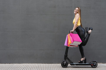 Girl with shopping bags on electric scooter © Freepik